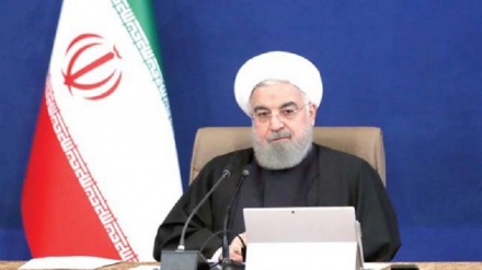 Ruhani: İran’ı yıkmak isteyenler zilletle devrildiler