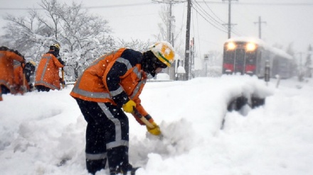 Giappone, paralizzato da neve: bloccati trasporti e autostrade + VIDEO