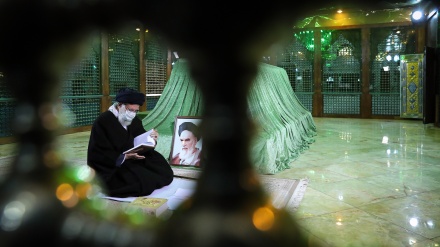 イラン最高指導者のホメイニー師霊廟参拝により、イスラム革命勝利記念週間が開始　(写真）