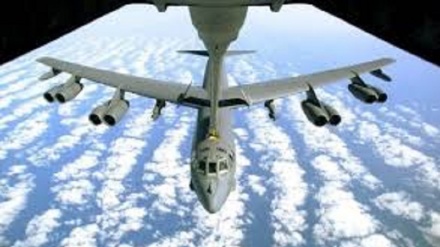 Show aereo: bombardieri USA B-52 volano sorvolano Palestina occupata 