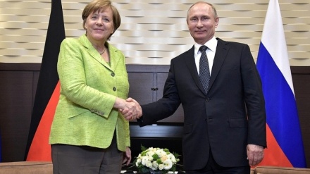 Putin e Merkel discutono le possibilità di produzione congiunta di vaccini anti-COVID 