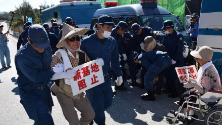 沖縄・辺野古で、新基地建設に反対して30人が座り込み　　