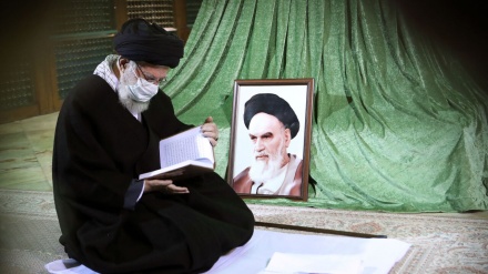 Menjelang Dah-e Fajr, Rahbar Menziarahi Makam Imam Khomeini ra