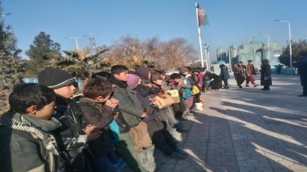 توزیع لباس به کودکان کار و افراد بی بضاعت در مزارشریف+ صوت