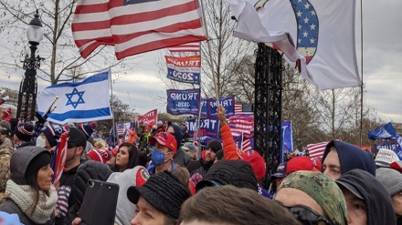 Ini Alasan Pendukung Trump Bawa Bendera Israel ke Kongres