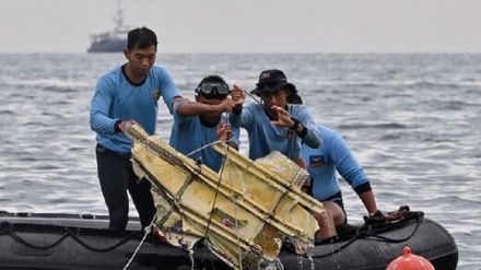 墜落したインドネシア機のブラックボックスを特定　遺体の収容や捜索続く