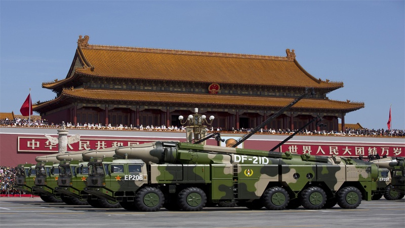 Rudal balistik yang dirancang untuk menyerang kapal dipamerkan dalam parade militer di Beijing pada 2015.
