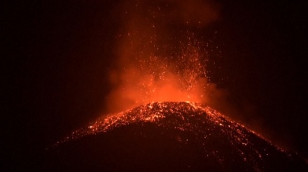 Guatemala: esplosioni e fiumi di lava dal vulcano Pacaya + VIDEO