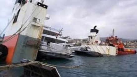 Turchia, un’onda anomala spezza la nave in due 
