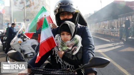 (FOTO) Rivoluzione islamica compie 42 anni, sfilata motociclisti a Tehran - 1