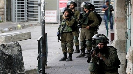 Militares sionistas detienen a palestinos 