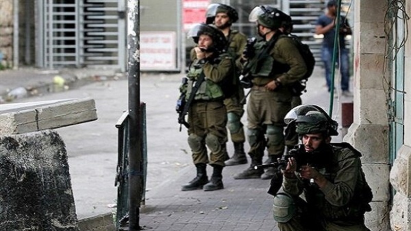 Militares sionistas detienen a palestinos 