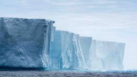 Georgia: l’iceberg più grande del mondo inizia a rompersi