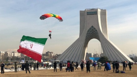 (FOTO) Festa della Rivoluzione Islamica con il lancio di paracadutisti 