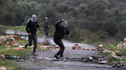 Forcat ushtarake sioniste sulmojnë rajonet e Bregut Perëndimor dhe plagosin me dhjetëra palestinezë