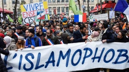 仏パリで、イスラム排斥拡大に反対するデモが実施