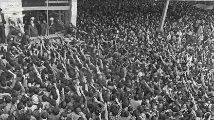 (FOTO) Iran, 42 anni fa: Imam Khomeini alla scuola Alavi – 2