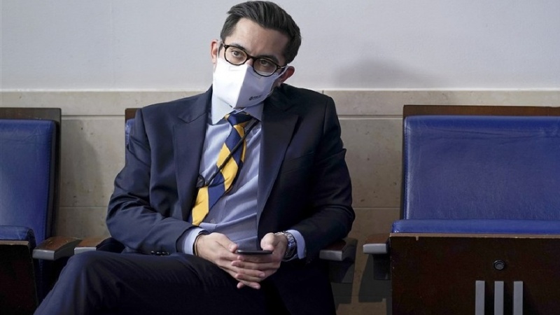 סגן דוברת הבית הלבן התפטר לאחר שהושעה בחשד שאיים על כתבת