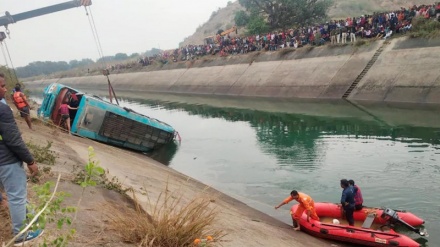 Суқути як автобус дар канали Ҳинд; 39 нафар кушта шуданд