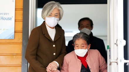 離任前の韓国外相が、元慰安婦を訪問　