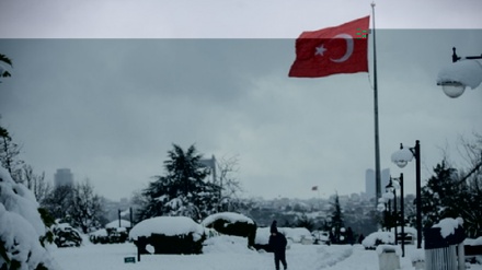 Turchia: intense nevicate a Istanbul, forti disagi