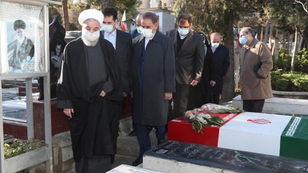 (FOTO) Decade Fajr, Rohani e suoi ministri alle tombe dei martiri
