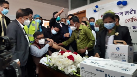 বাংলাদেশে করোনার টিকাদান কার্যক্রম শুরু: স্বাস্থ্যমন্ত্রী বললেন 'পার্শ্বপ্রতিক্রিয়া নেই'