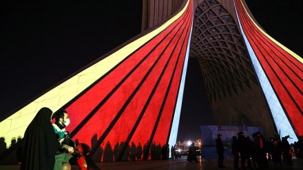 (FOTO) Giochi di luce sulla Torre Azadi - 1