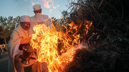 イラン中部ヤズドで、拝火教の儀式・サデの祭りが実施 　(動画）