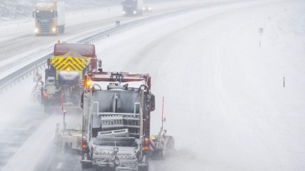 ドイツの高速道路で、大雪の影響により、自動車が立ち往生