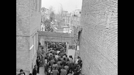 (FOTO) Iran, 4 febbraio 1979, il popolo incontra il suo Imam Khomeini- 2