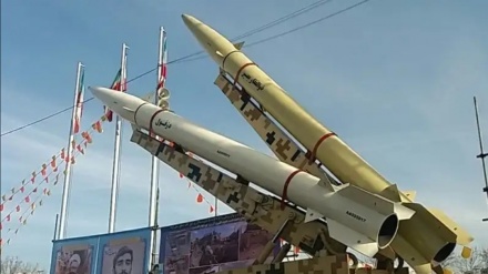 テヘランで3種の弾道ミサイル公開　革命勝利記念式典で