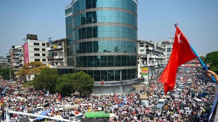 ミャンマーで、 政府軍警告も再び大規模抗議 