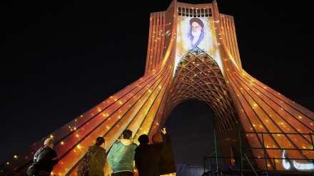 (FOTO) Giochi di luce sulla Torre Azadi - 2