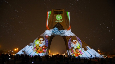 Teheran: Azadi-Turm leuchtet anlässlich des Jahrestages des Sieges der Islamischen Revolution