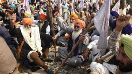  India's farmers block train tracks to protest new laws 