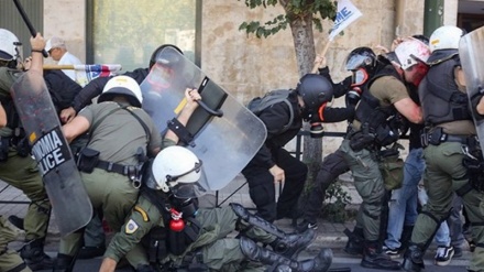 Yunanistan'da sokaklar yine karıştı! 'Maskeye hayır'