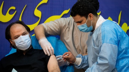 ইরানে করোনার প্রথম টিকা নিলেন স্বাস্থ্যমন্ত্রীর ছেলে