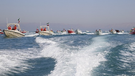 イランイスラム革命勝利記念日、イラン南部海域で小型船によるパフォーマンス実施