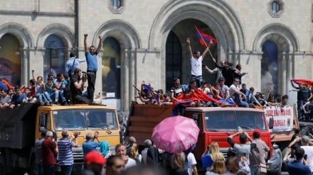 Armenia, opposizione issa barricate davanti al Parlamento