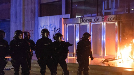 Spagna, scontri fino a notte fonda a Barcellona + VIDEO