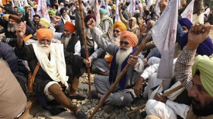 Indiens Bauern blockieren Bahngleise, um gegen neue Gesetze zu protestieren