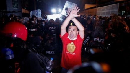 Thailandia, proteste davanti residenza premier: arresti 