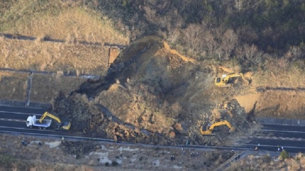 常磐道で地震による土砂崩れ　50mにわたり道路覆う