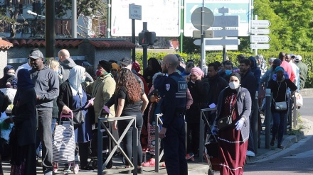 フランスで、食料支給に市民らが長蛇の列