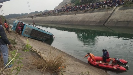 インドで、バスが運河に転落し39人死亡 