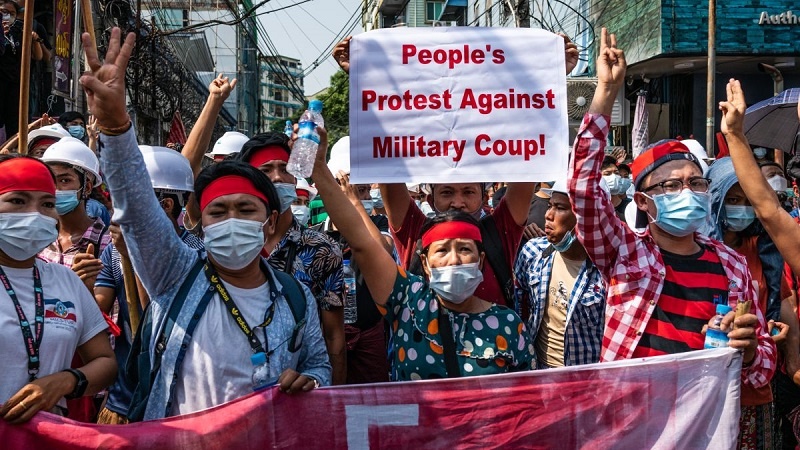 Aksi protes warga Myanmar terhadap kudeta militer.
