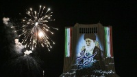 イラン全国の広場で革命勝利記念日前夜にライトアップ