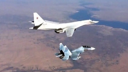シリアで、ロシアの戦闘機がテロリスト拠点を空爆
