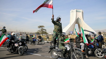 (FOTO) Rivoluzione islamica compie 42 anni, sfilata motociclisti a Tehran - 2